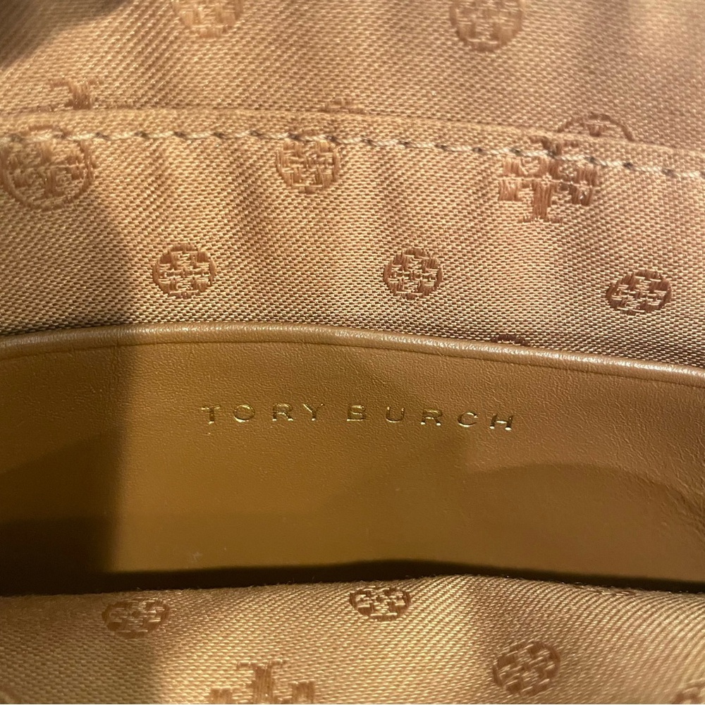 TORY BURCH Tan Logo Embossed Wristlet Clutch Bag! Zipper! Most phones fit - Picture 5 of 10